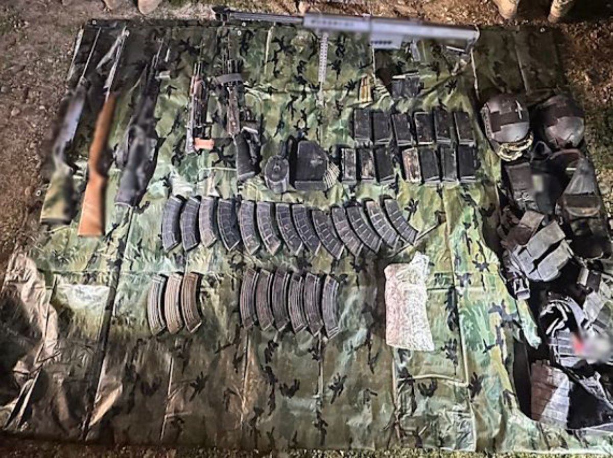 Elementos del ejército mexicano presentan arsenal y equipo táctico asegurado durante un operativo realizado en Culiacán