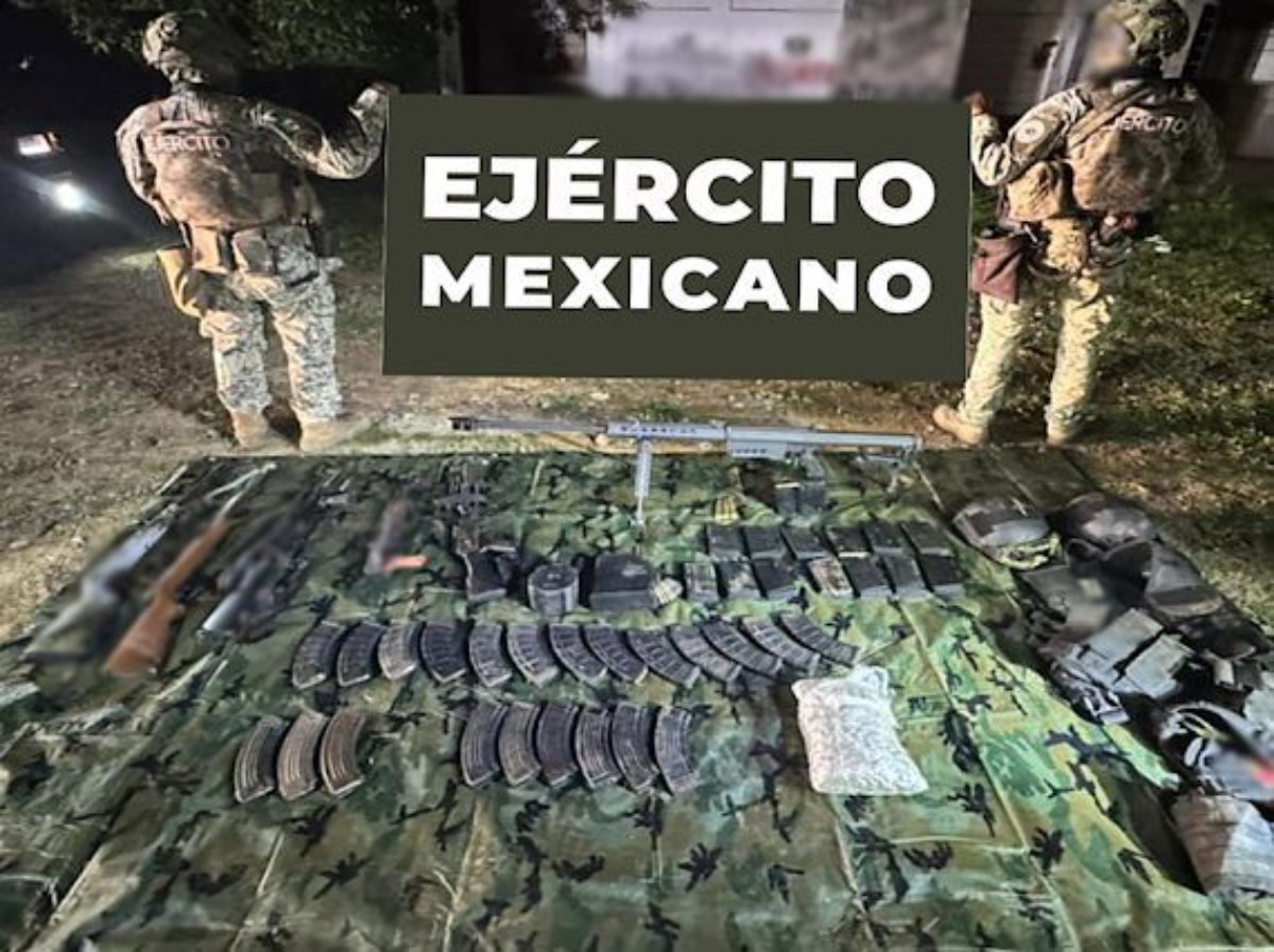 Elementos del ejército mexicano presentan arsenal y equipo táctico asegurado durante un operativo realizado en Culiacán