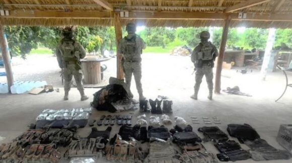 Elementos del ejército mexicano aseguran arsenal, ponchallantas y equipo táctico en Escuinapa