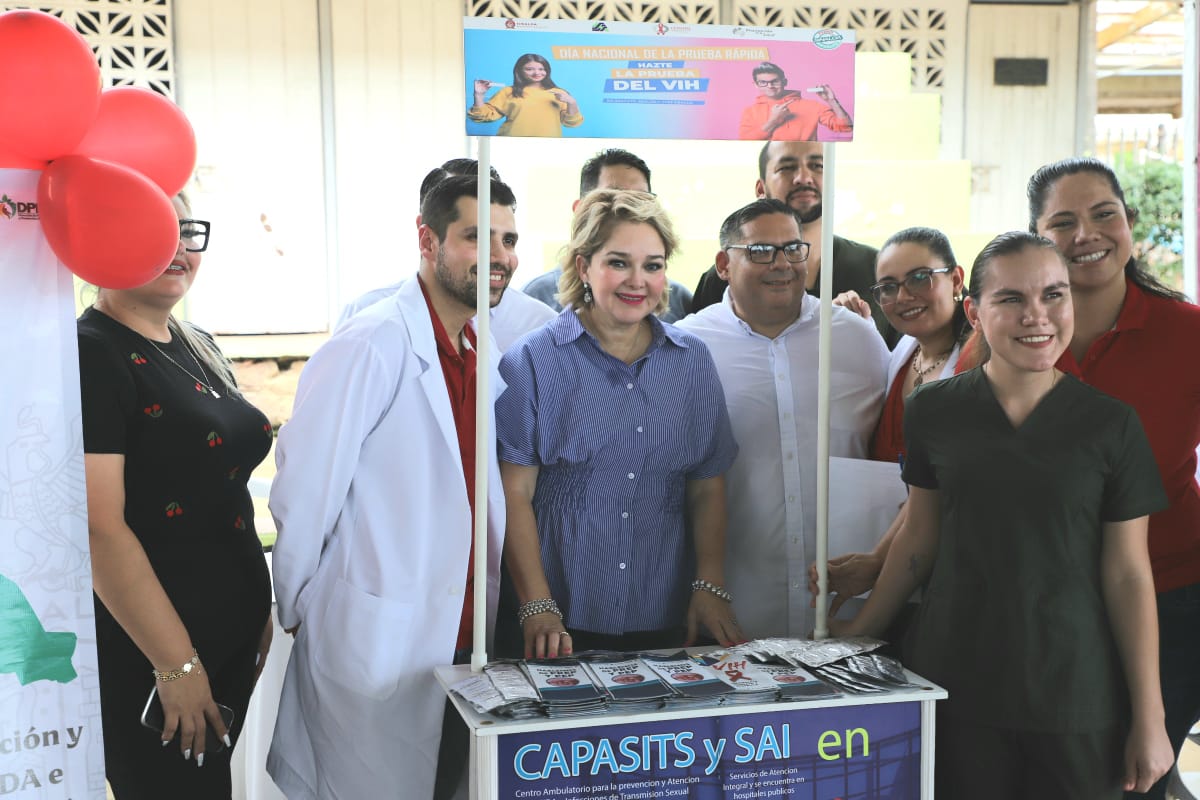 Eneyda Rocha Ruiz en jornada de Brigadas del Bienestar en la Escuela Primaria Venustiano Carranza, en la sindicatura de El Habal, en Mazatlán.