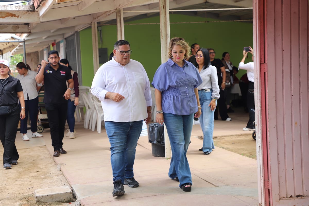 Eneyda Rocha Ruiz en jornada de Brigadas del Bienestar en la Escuela Primaria Venustiano Carranza, en la sindicatura de El Habal, en Mazatlán.