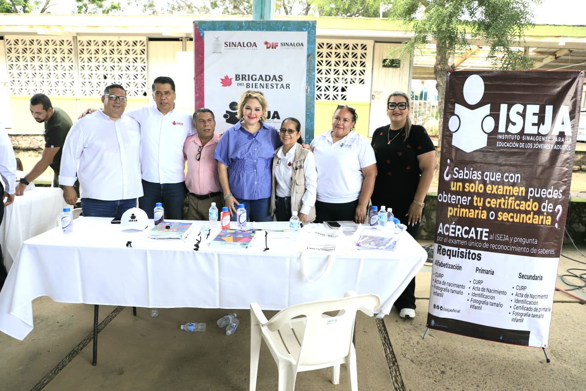 Eneyda Rocha Ruiz en jornada de Brigadas del Bienestar en la Escuela Primaria Venustiano Carranza, en la sindicatura de El Habal, en Mazatlán.
