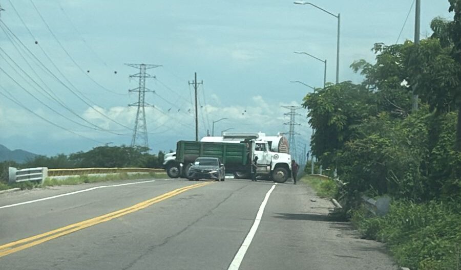 Enfrentamiento entre civiles armados en la carretera Escuinapa – Rosario