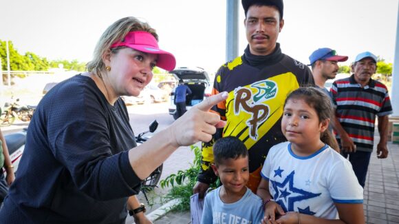 Rocha cumple compromiso de inmediato; entrega apoyos en Altata, Navolato