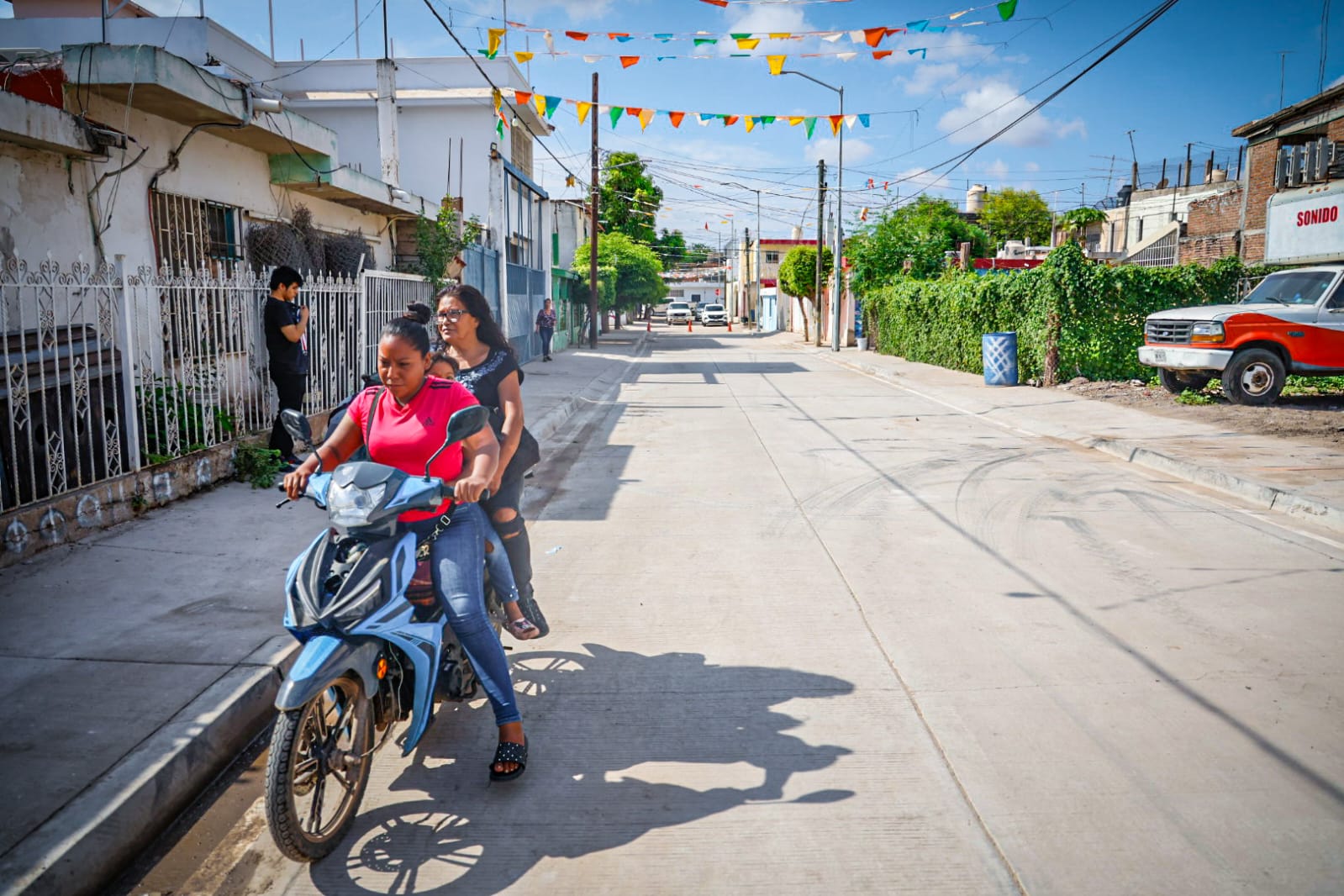 Entrega de calle pavimentada en Costa Rica