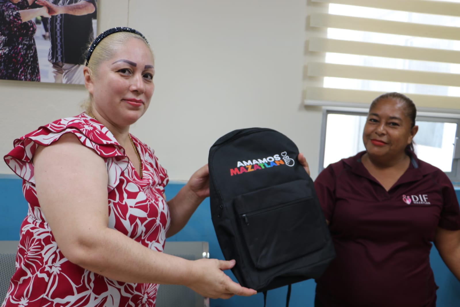 entrega de mochilas por parte del DIF Mazatlán