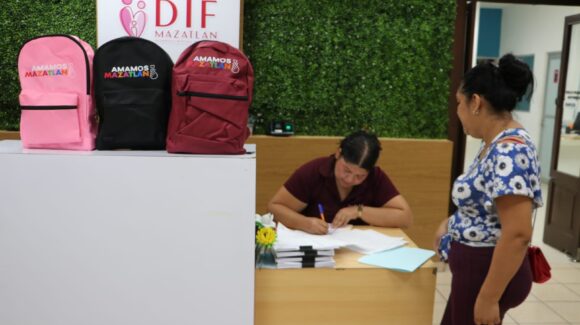 ‘Amamos Mazatlán’; empieza la entrega de mochilas escolares previo al regreso a clases