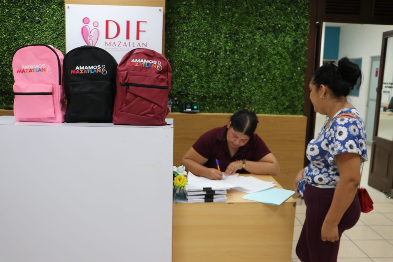 entrega de mochilas por parte del DIF Mazatlán
