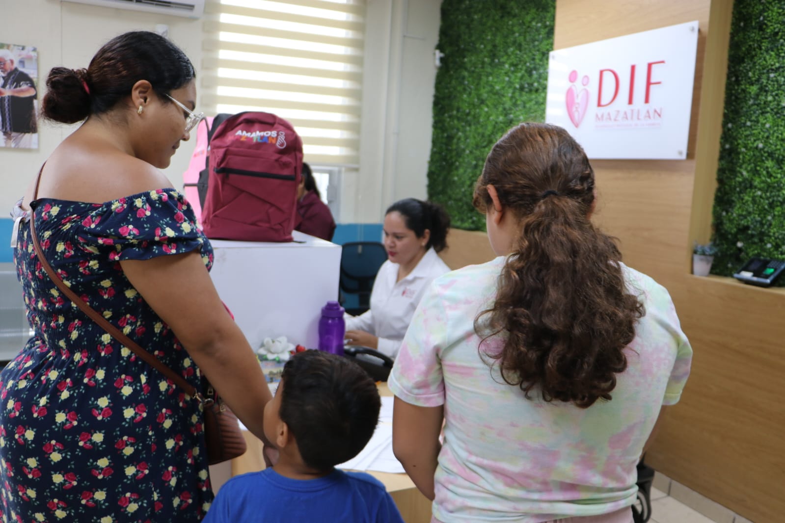 entrega de mochilas por parte del DIF Mazatlán