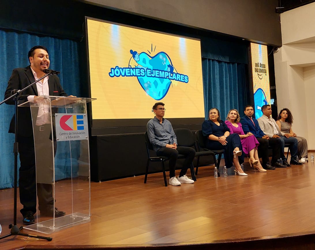 Asociación Una Ayuda Una Sonrisa de Los Mochis entrega reconocimientos
