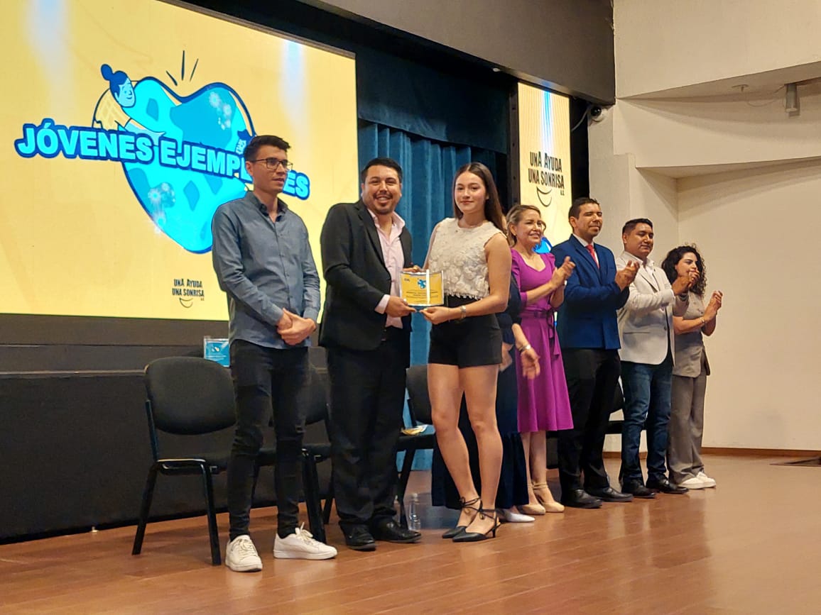 Asociación Una Ayuda Una Sonrisa de Los Mochis entrega reconocimientos