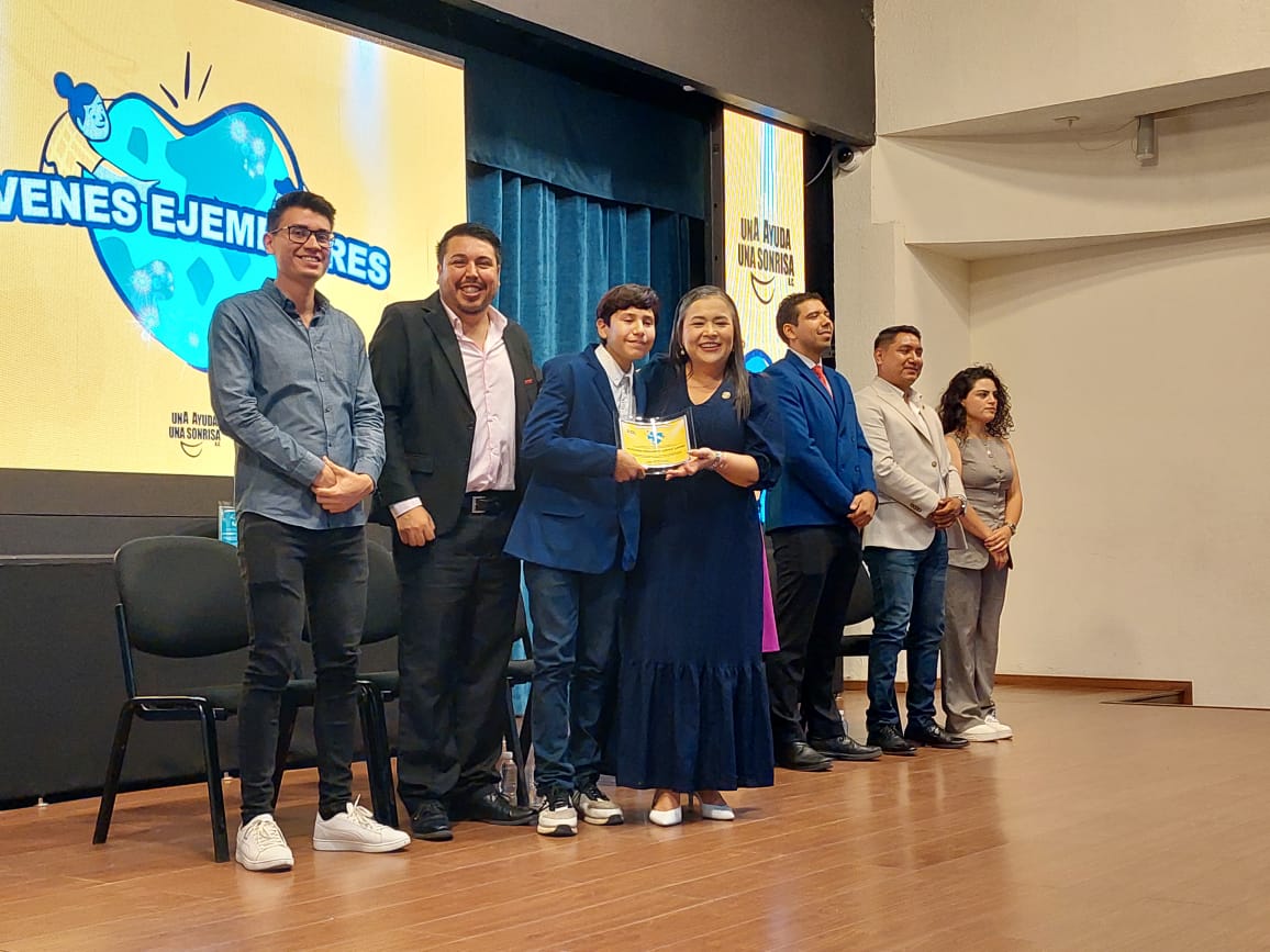 Asociación Una Ayuda Una Sonrisa de Los Mochis entrega reconocimientos