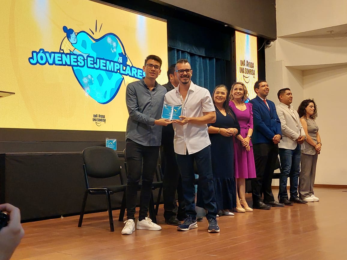 Asociación Una Ayuda Una Sonrisa de Los Mochis entrega reconocimientos