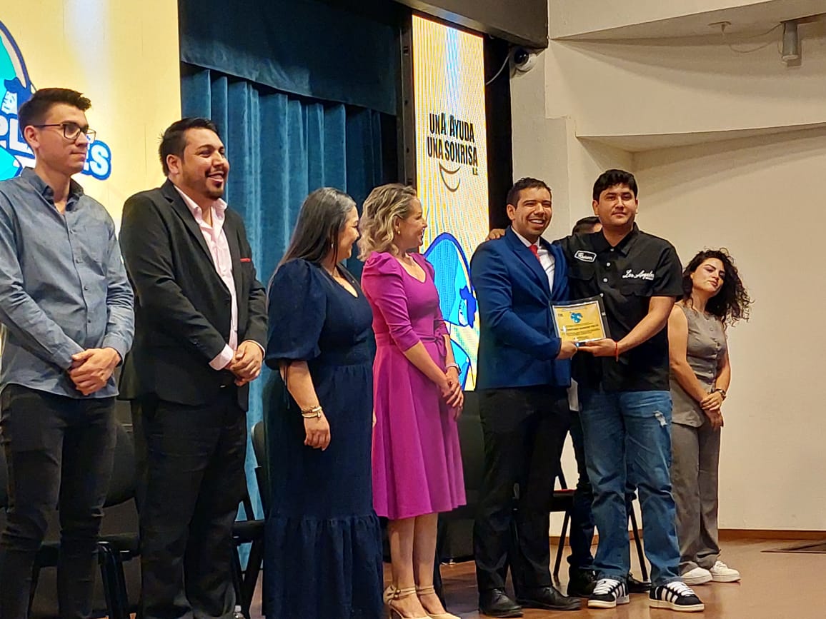 Asociación Una Ayuda Una Sonrisa de Los Mochis entrega reconocimientos