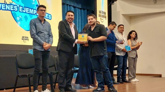 Reconoce la asociación civil ‘Una ayuda, una sonrisa’ a 50 jóvenes ejemplares sinaloenses