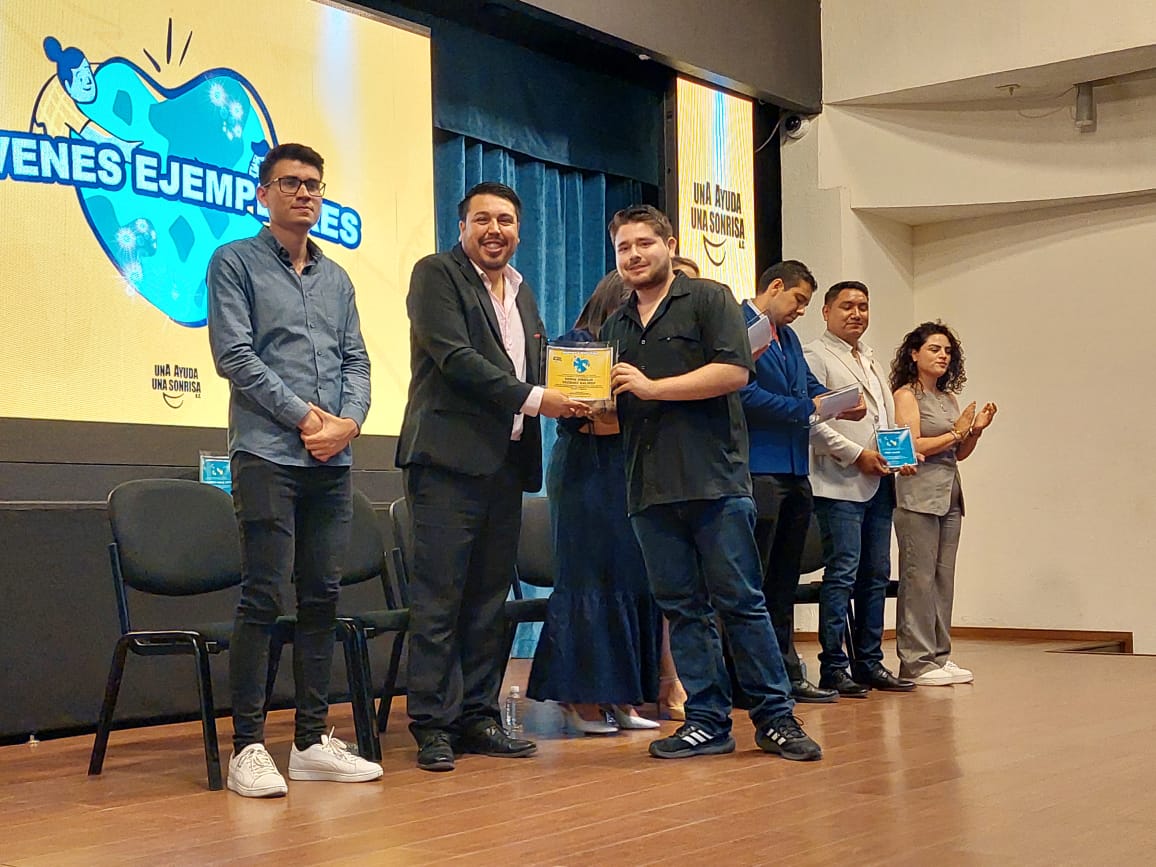 Asociación Una Ayuda Una Sonrisa de Los Mochis entrega reconocimientos