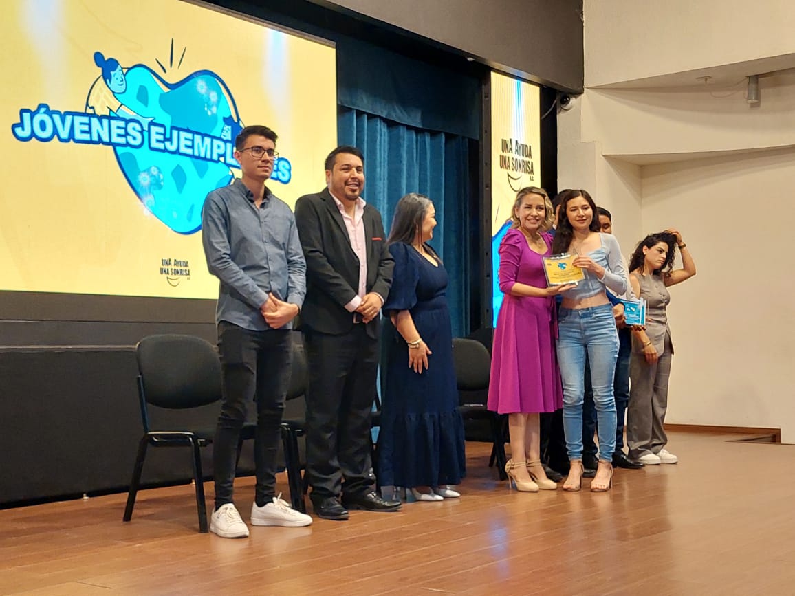 Asociación Una Ayuda Una Sonrisa de Los Mochis entrega reconocimientos