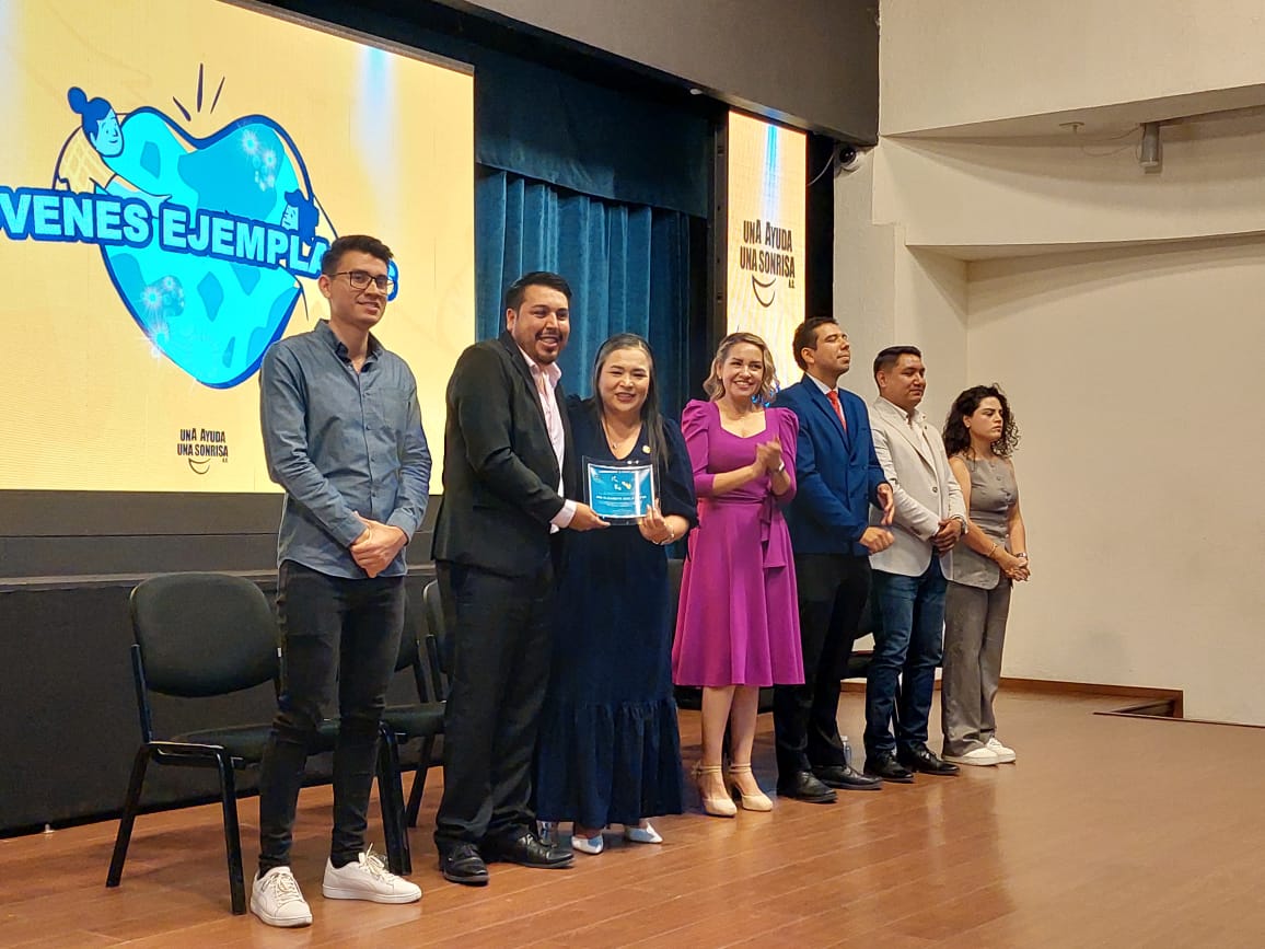 Asociación Una Ayuda Una Sonrisa de Los Mochis entrega reconocimientos