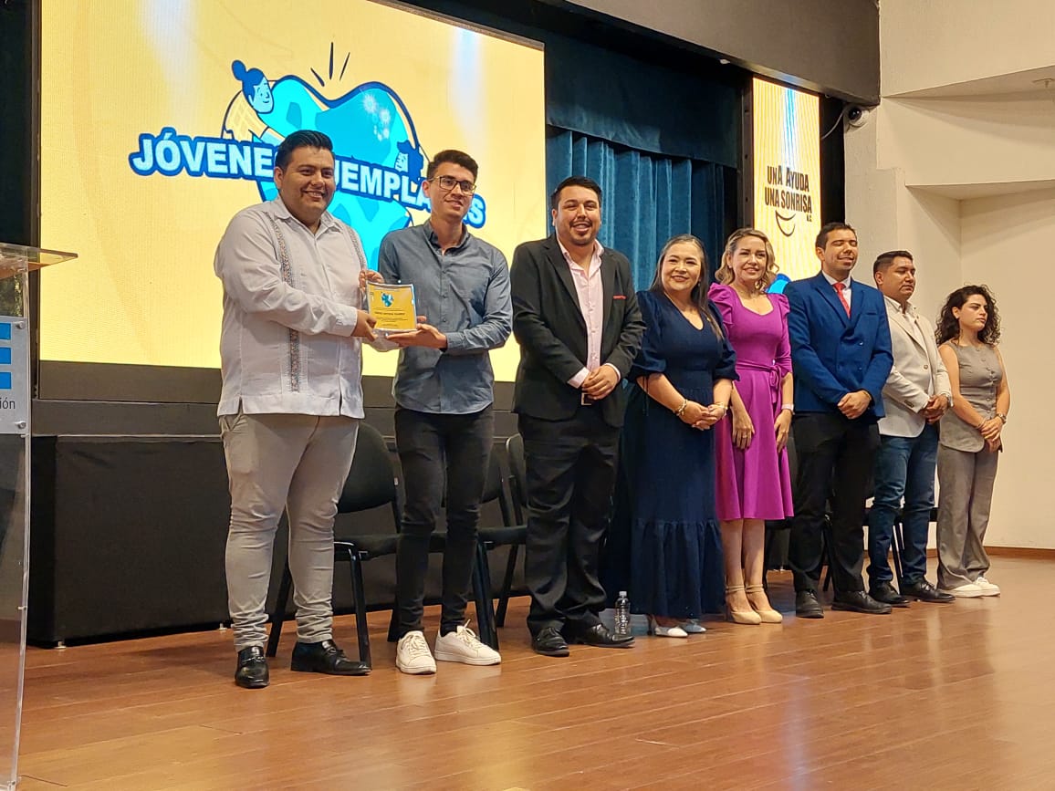 Asociación Una Ayuda Una Sonrisa de Los Mochis entrega reconocimientos