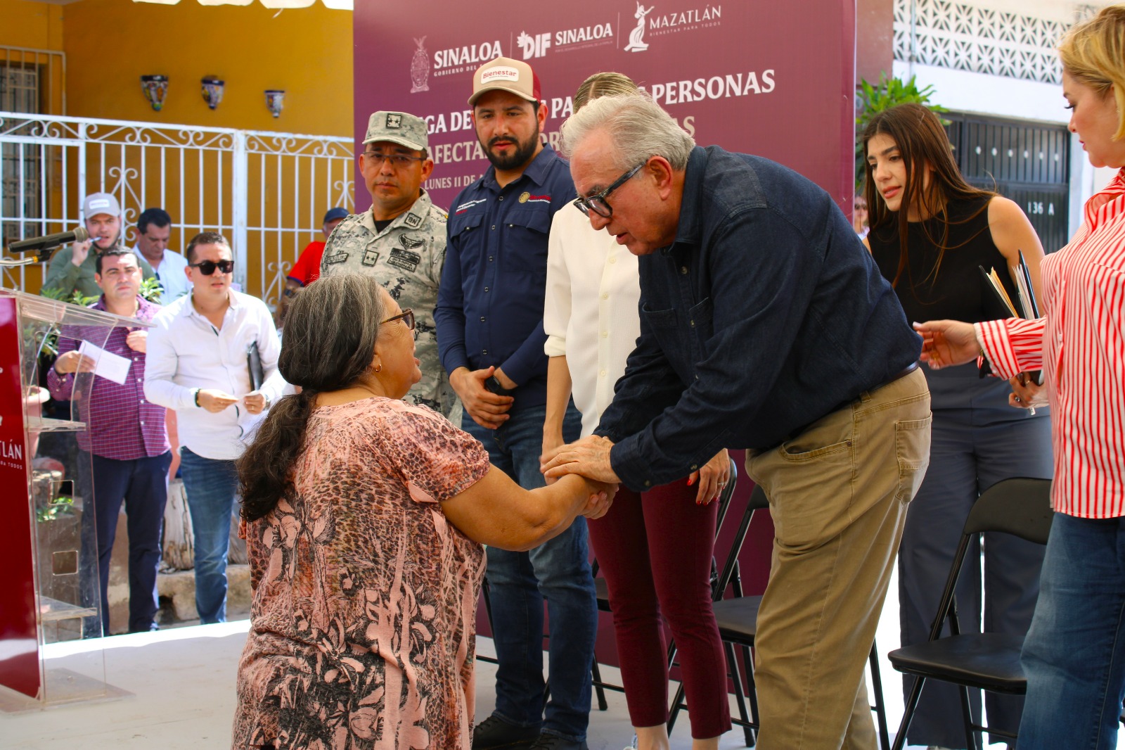 Entregan Rubén Rocha Moya apoyos a afectados por lluvias en Mazatlán