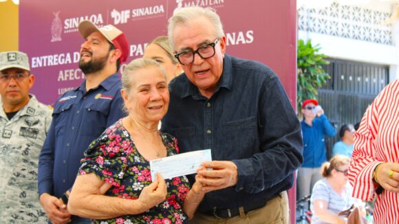 Gobernador de Sinaloa visita Mazatlán y entrega apoyo a 179 familias afectadas por lluvias