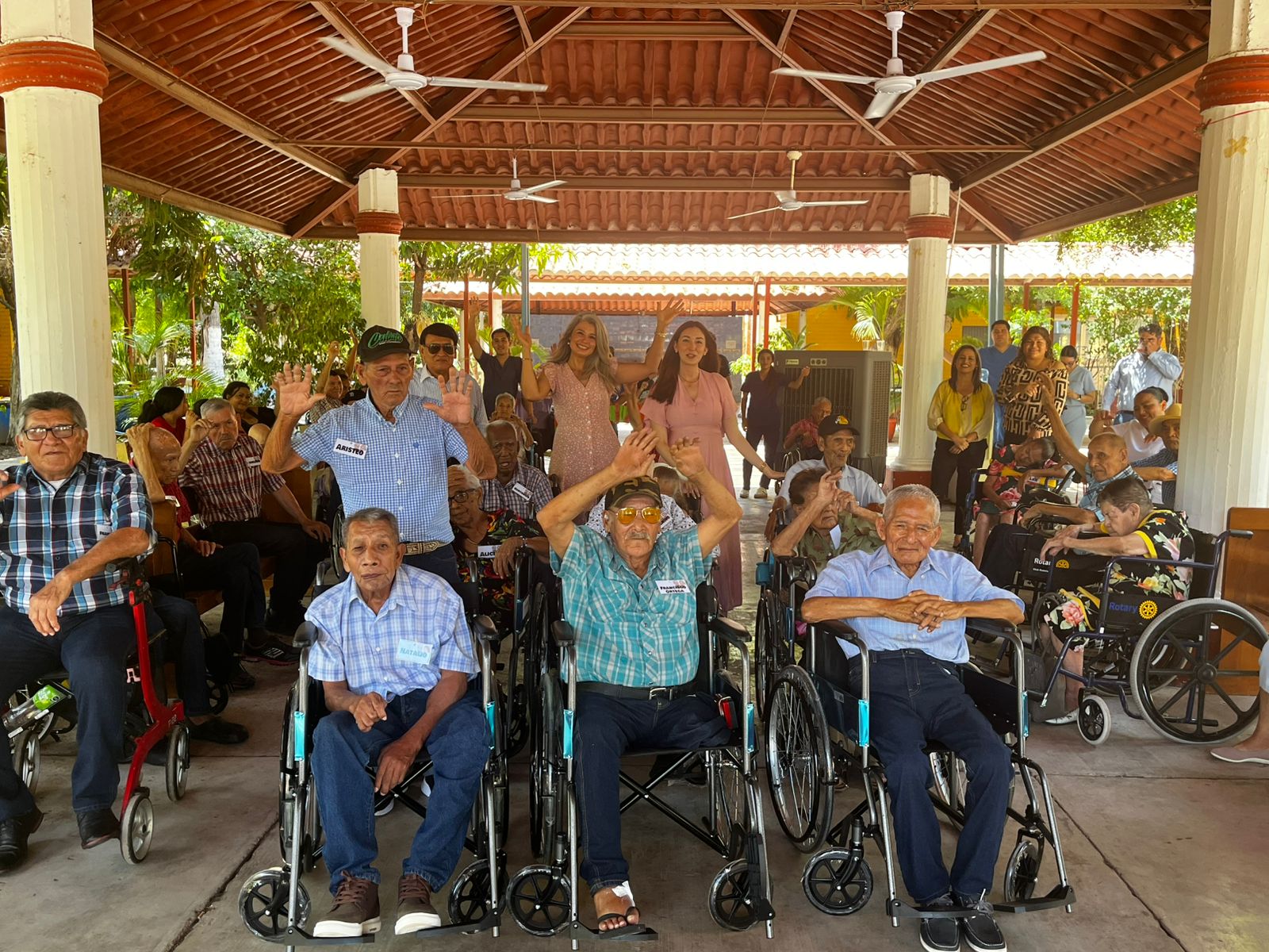 Entregan aparatos funcionales a adultos mayores de Ahome.