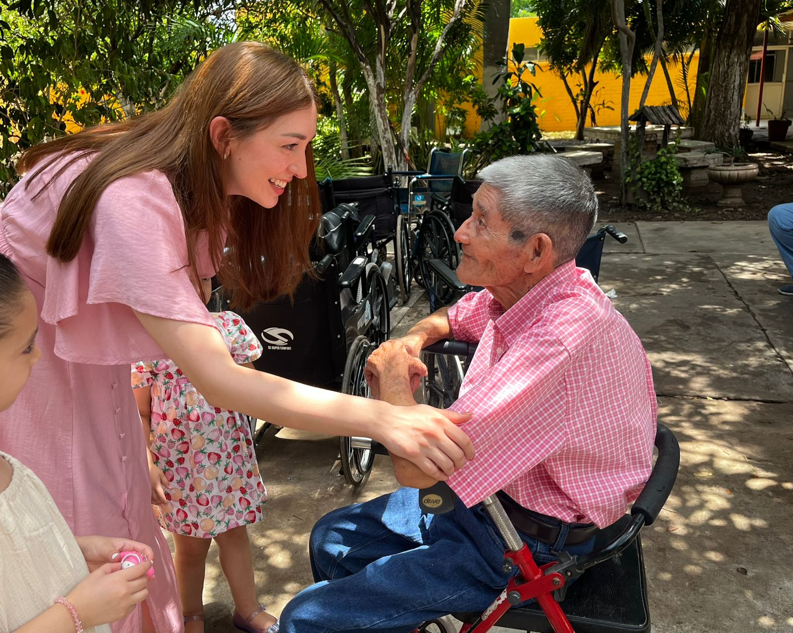 Entregan aparatos funcionales a adultos mayores de Ahome.