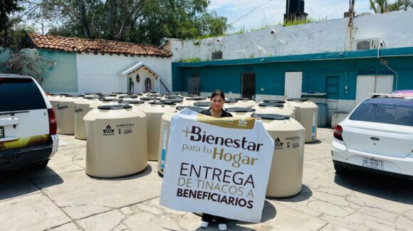 Entregan 62 tinacos subsidiados a familias de El Roble, Siqueros y Villa Unión, en Mazatlán