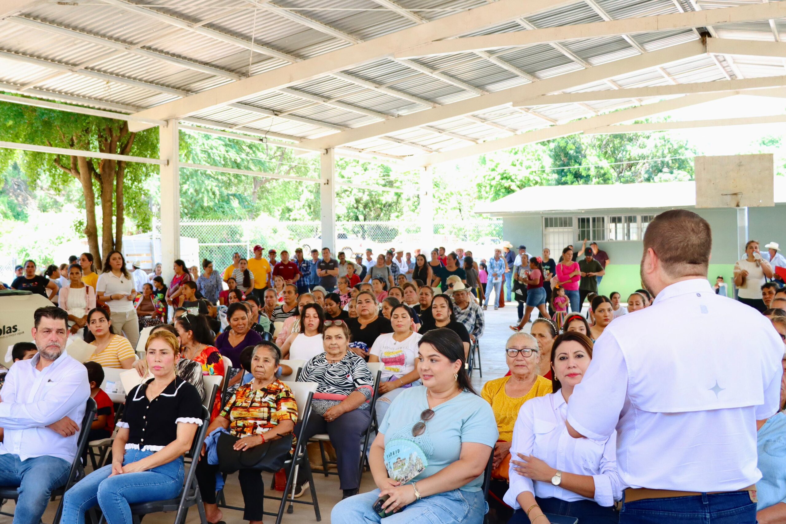 Entregan tinacos y harimasa en Otatillos, Badiraguato