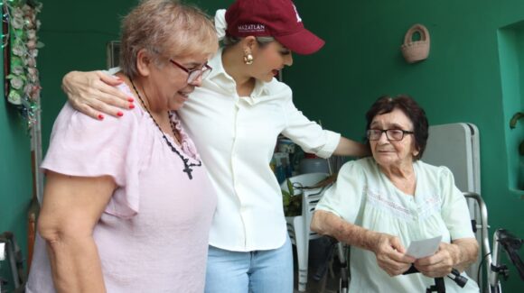 Entrega Estrella Palacios cheques de apoyo a 69 familias afectadas por las pasadas lluvias