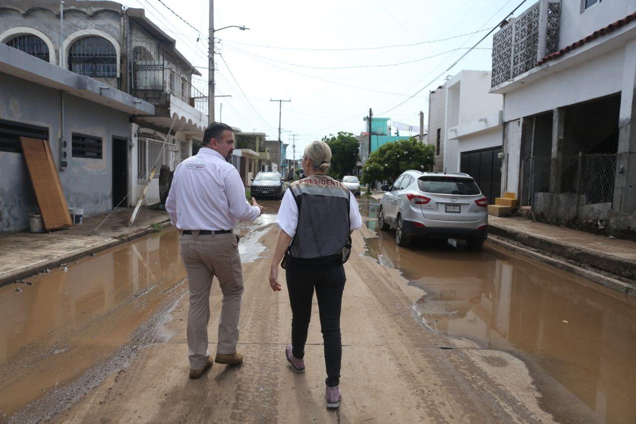 Estrella Palacios Domínguez en recorrido por las colonias y fraccionamientos afectados tras las lluvias