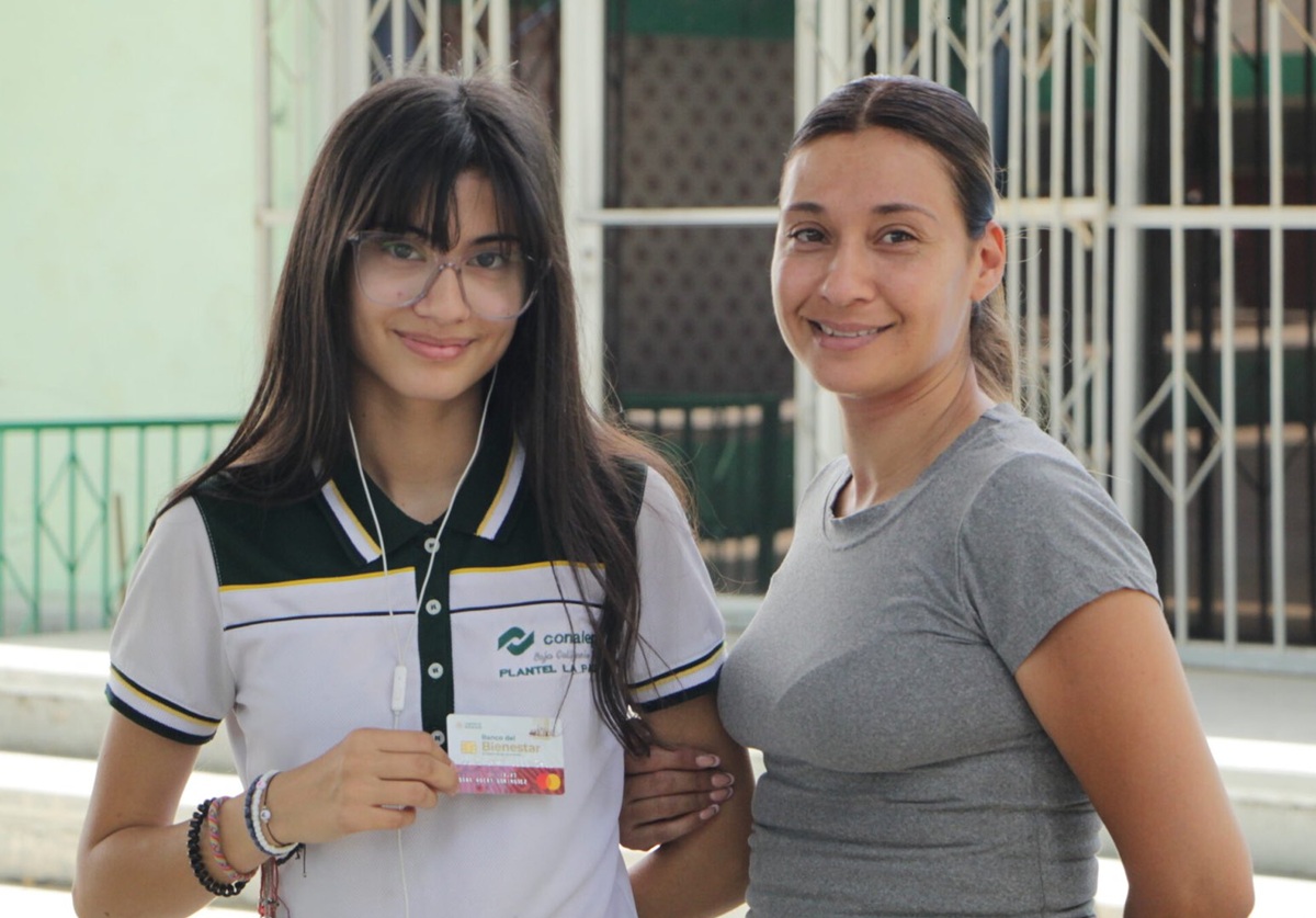 Joven mujer estudiante de prepa con su tarjeta del Bienestar