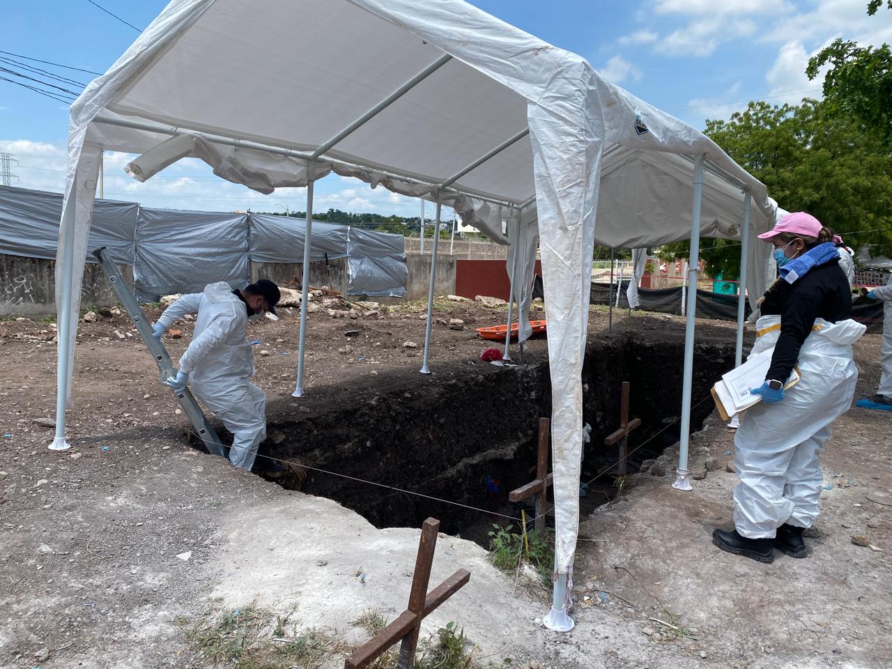 Exhuman 11 cuerpos en el panteón 21 de Marzo, Culiacán