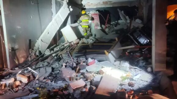 ¡En un negocio de hamburguesas! Explosión por acumulación de gas destruye 5 viviendas en Aguascalientes