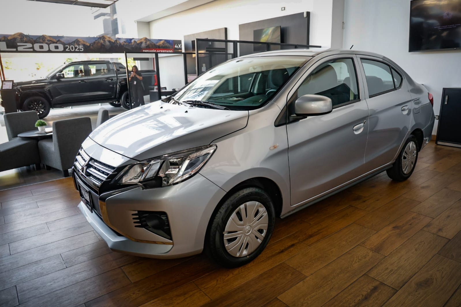 Exposición de autos clásicos en Mitsubishi Motors Culiacán