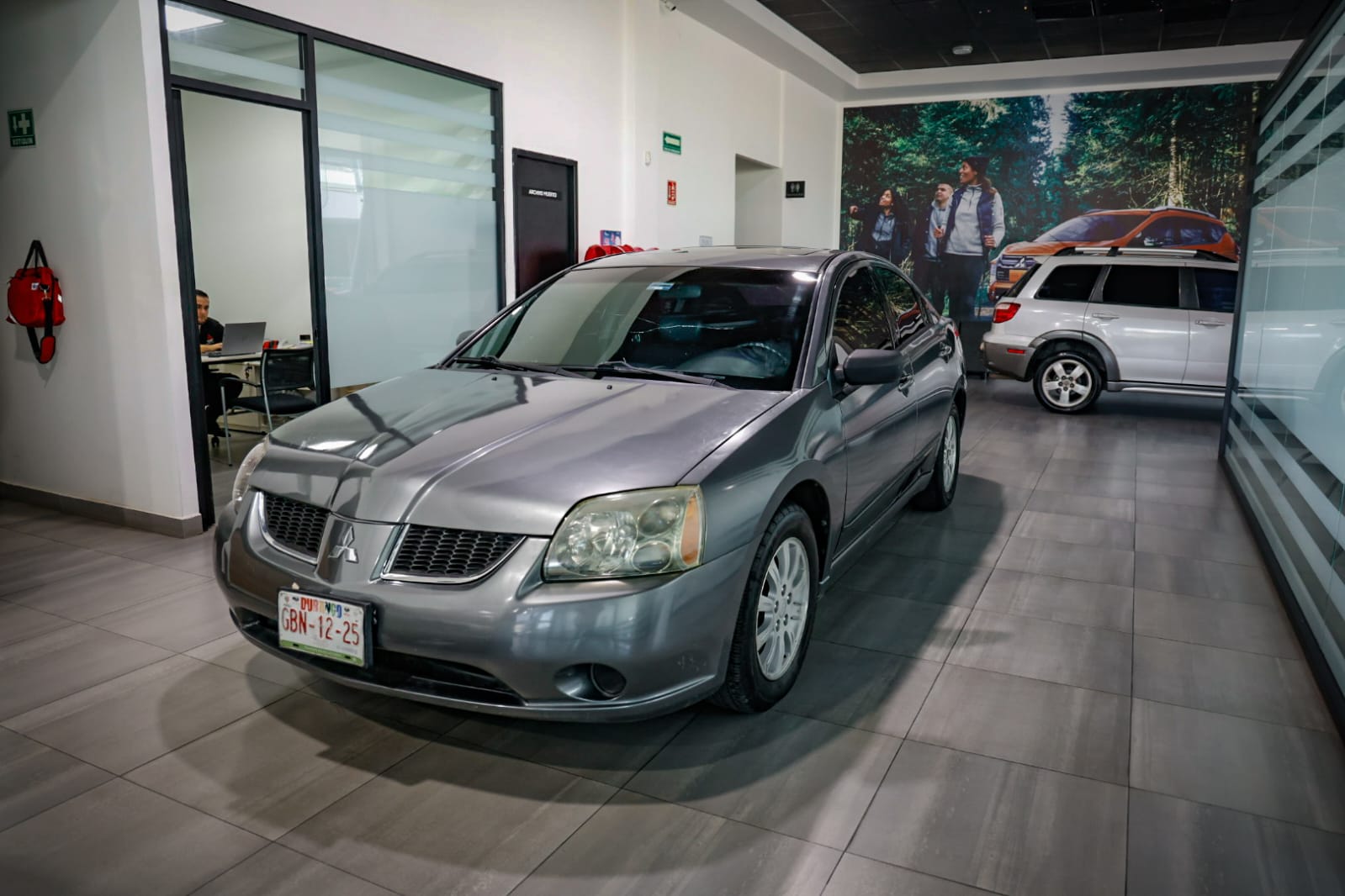 Exposición de autos clásicos en Mitsubishi Motors Culiacán