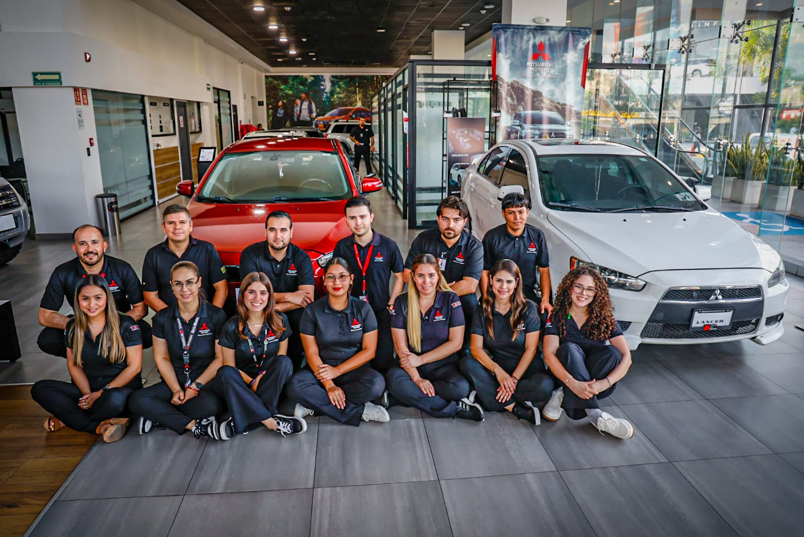 Exposición de autos clásicos en Mitsubishi Motors Culiacán