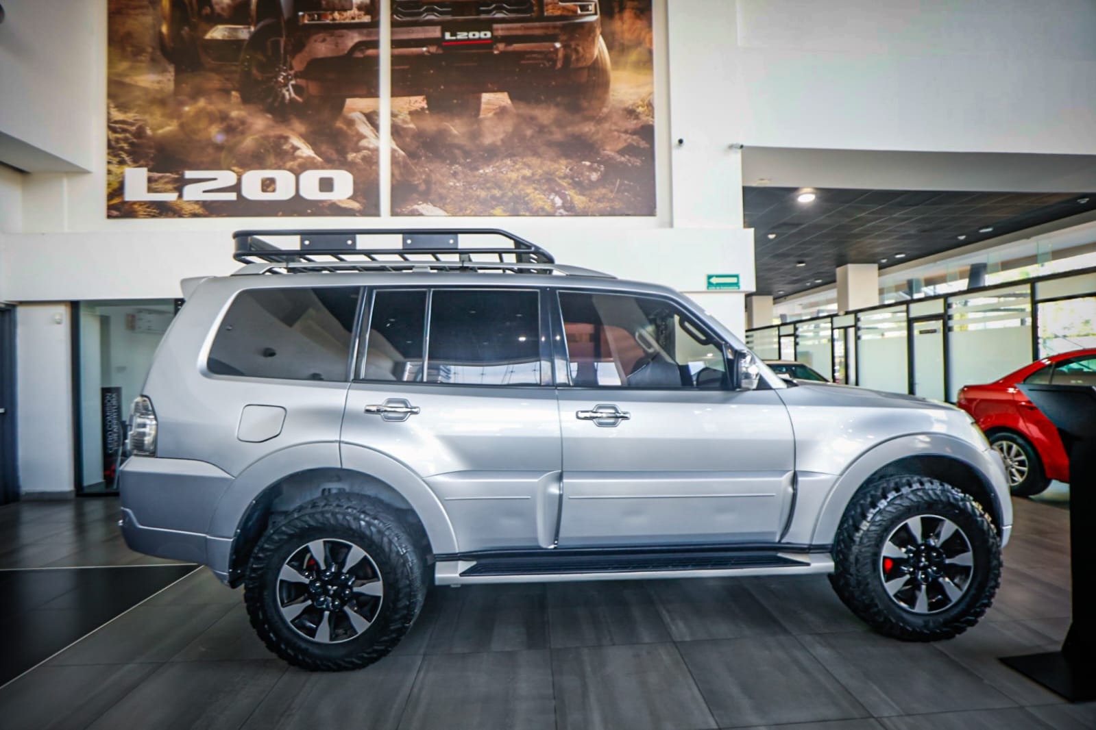 Exposición de autos clásicos en Mitsubishi Motors Culiacán