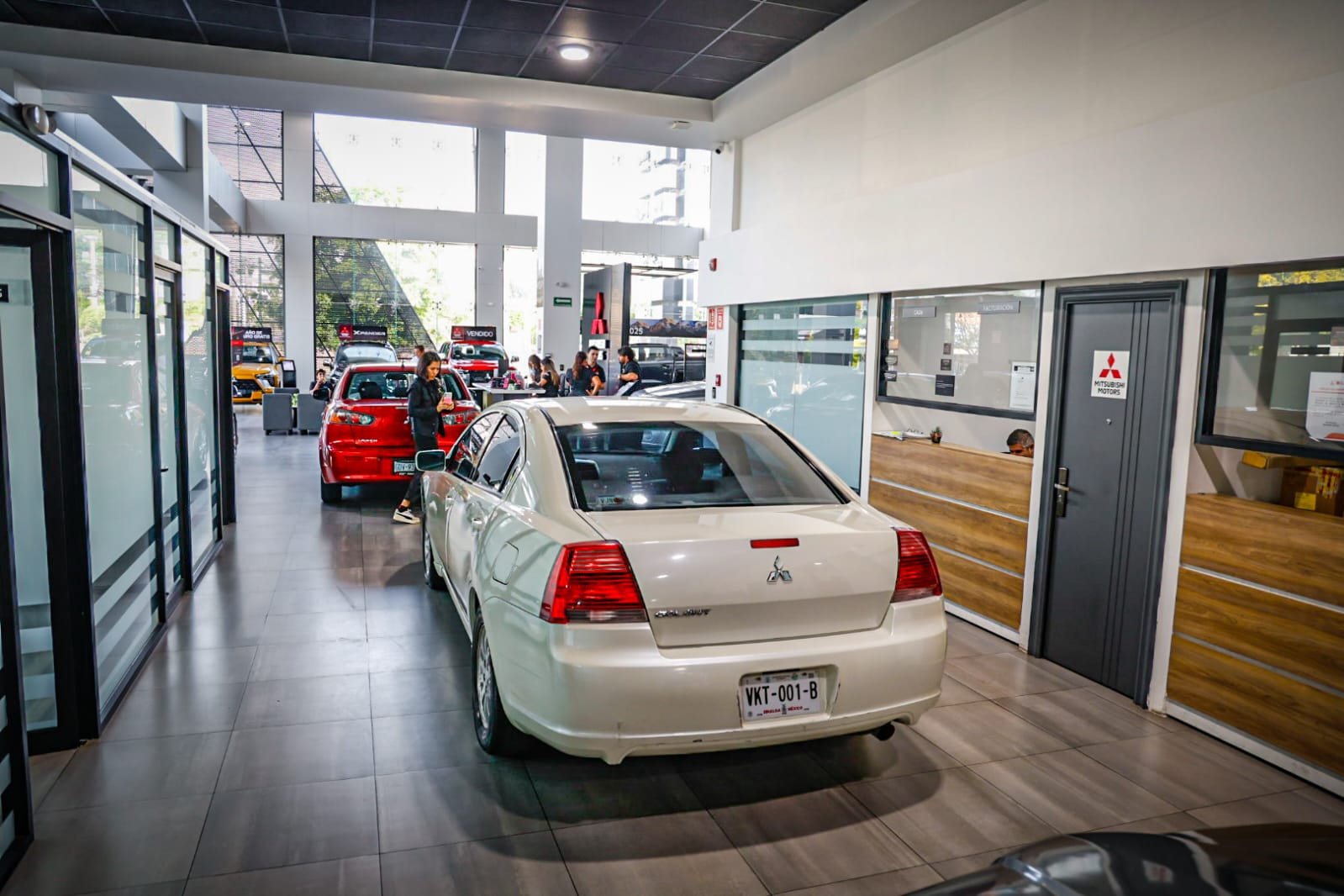 Exposición de autos clásicos en Mitsubishi Motors Culiacán