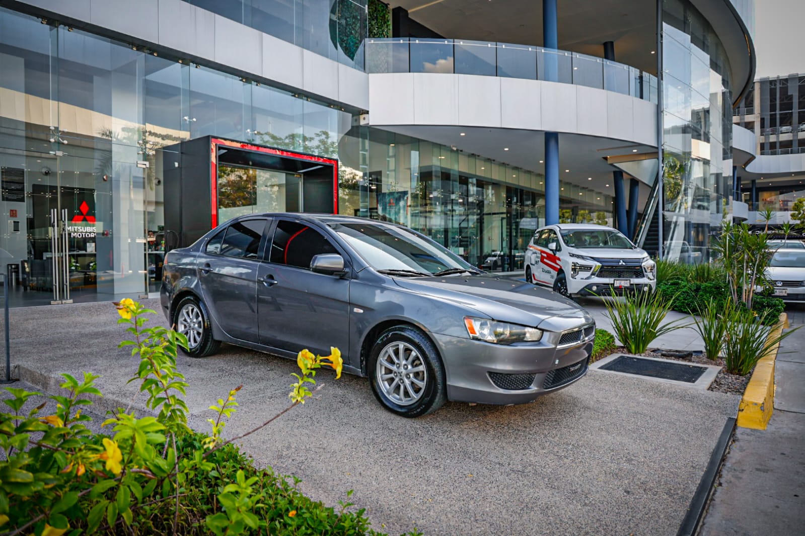 Exposición de autos clásicos en Mitsubishi Motors Culiacán