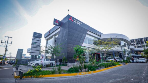 ¡Recordar es volver a vivir! Mitsubishi Culiacán deleitó a sus clientes con una exposición de autos clásicos