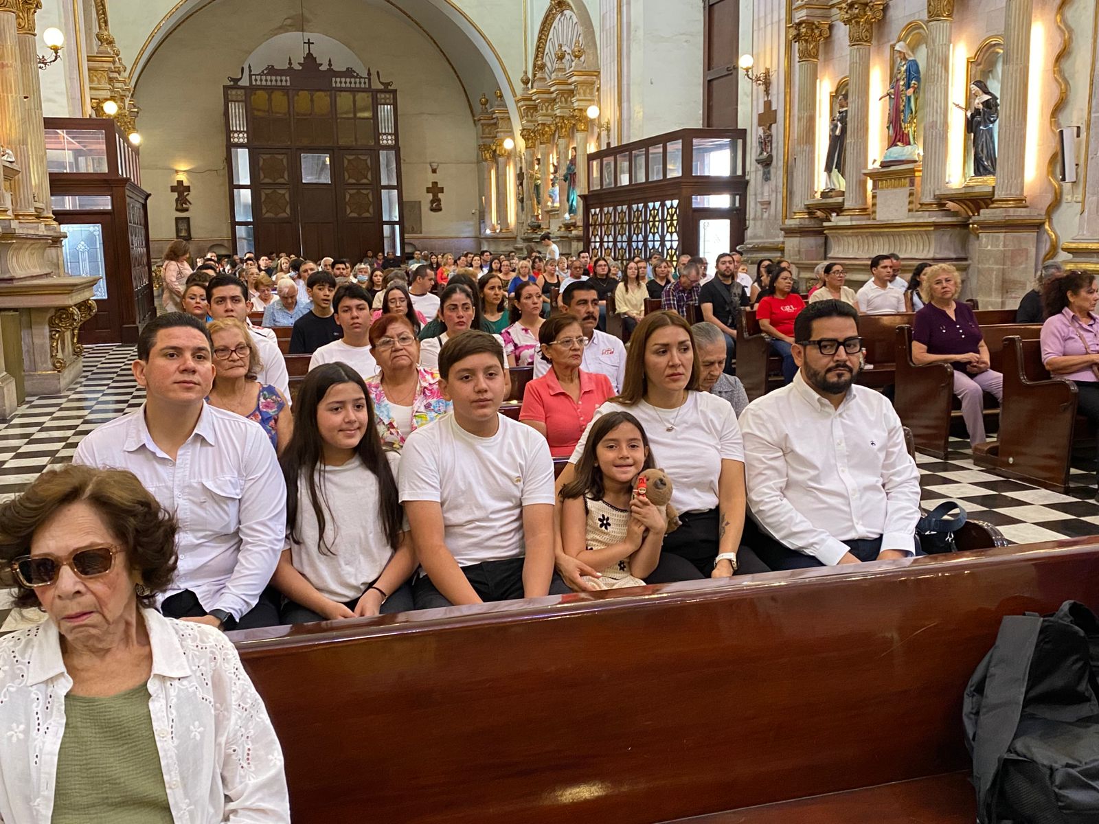 familiares de humberto millan durante la misa de aniversario luctuoso