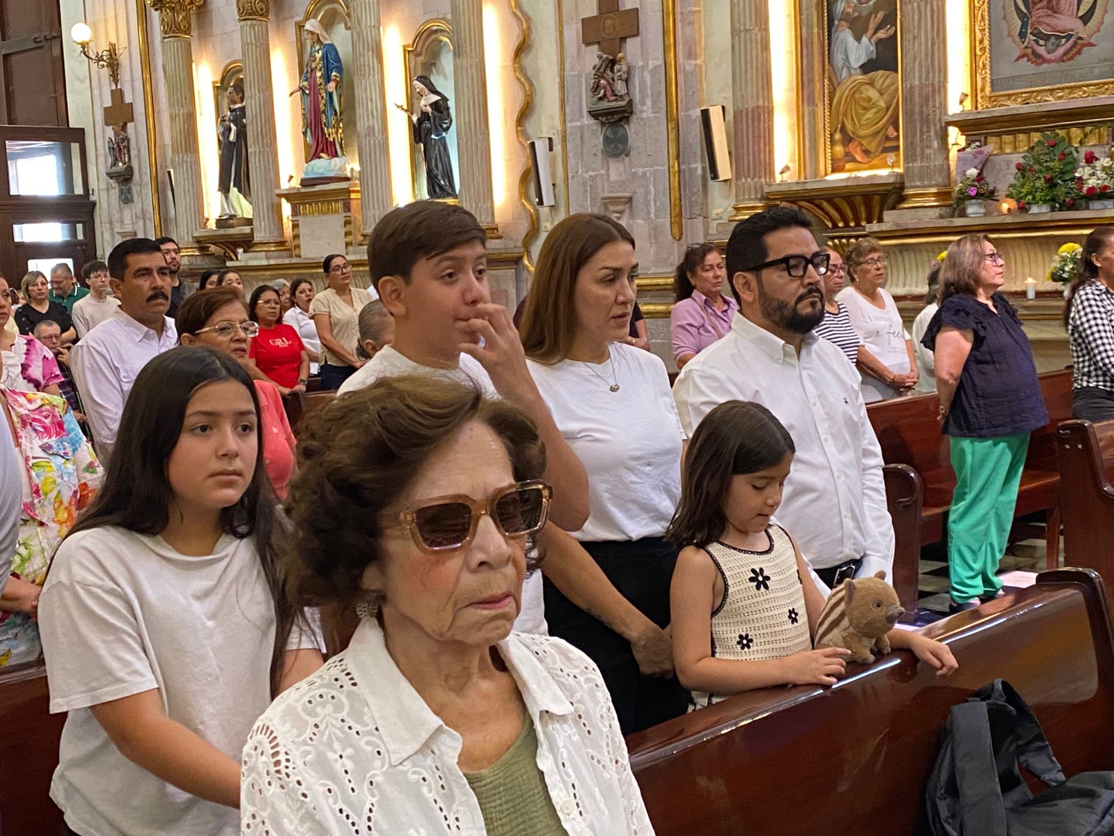 familiares de humberto millan durante la misa de aniversario luctuoso
