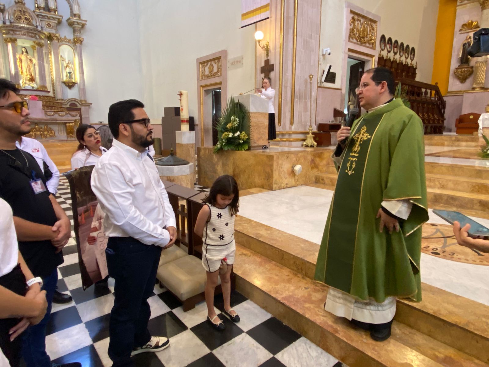 familiares de humberto millan durante la misa de aniversario luctuoso