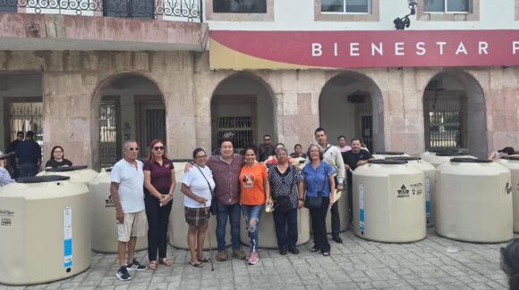 Llevan agua a más hogares; entregan 59 tinacos subsidiados en colonias y sindicaturas de Mazatlán