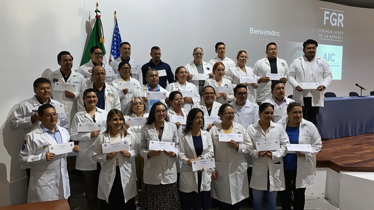 personal de la FGE de Sinaloa en capacitación de protocolos de análisis en Querétaro