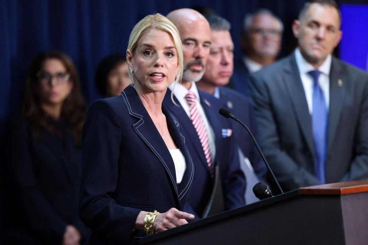 fiscal general de EU Pam Bondi y el jefe de la DEA Terrance Cole
