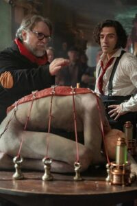 Guillermo del Toro y Oscar Isaac, en la filmación de Frankenstein