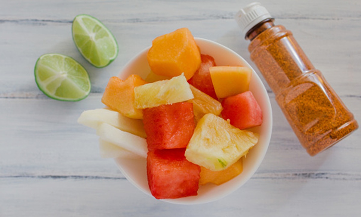 Ensalada de fruta y botella de chile en polvo