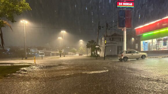‘Ni con café se pasa así’: lluvia con truenos y relámpagos inunda Mazatlán y convierte calles en ríos